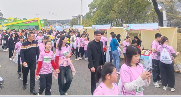 “青春集市”吸引跑友围观。江宁区委宣传部供图