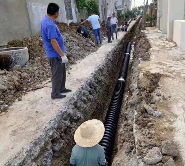 刘岗村开展生活污水管网建设。淮安烟草供图