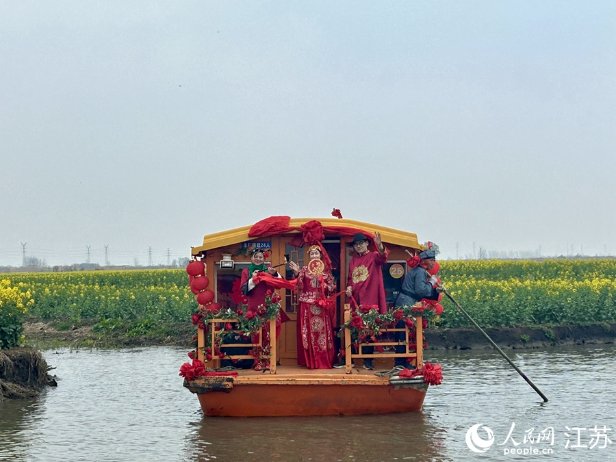 景區內水上婚禮民俗表演。人民網 王丹丹攝