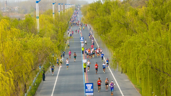 宿迁马拉松开跑 1.2万名跑友参加