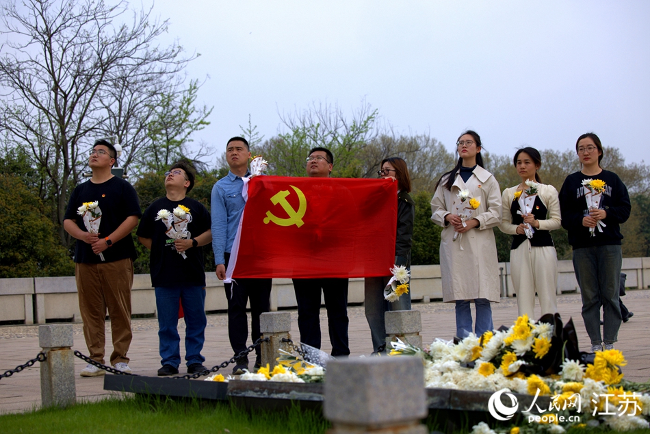 人们在雨花台烈士纪念碑前缅怀英烈。人民网 范尧摄