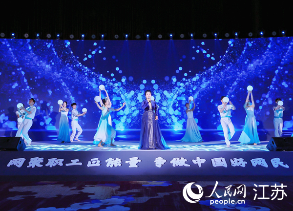 朱玲燕演唱原创歌曲《你是一道光》。人民网 周梦娇摄