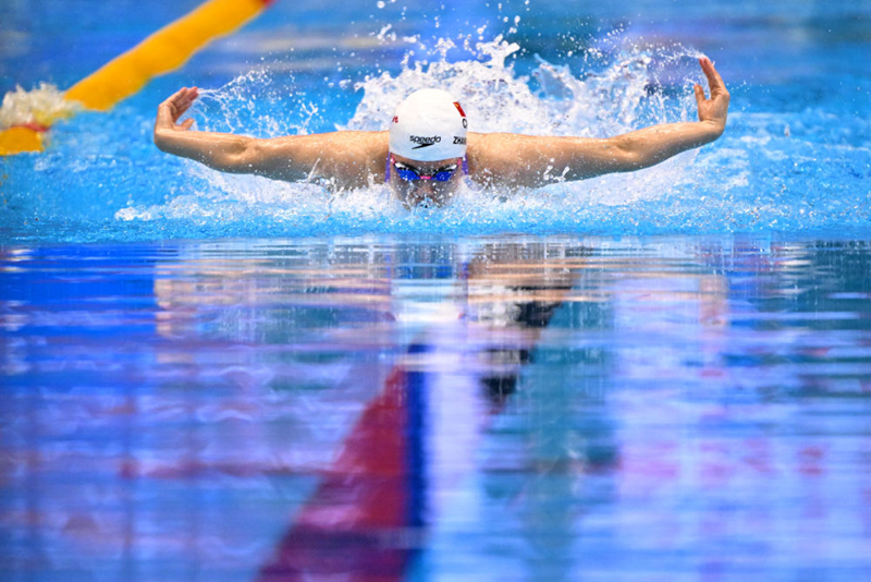 徐州籍游泳運動員張雨霏在女子100米蝶泳比賽中。新華社記者張笑宇攝