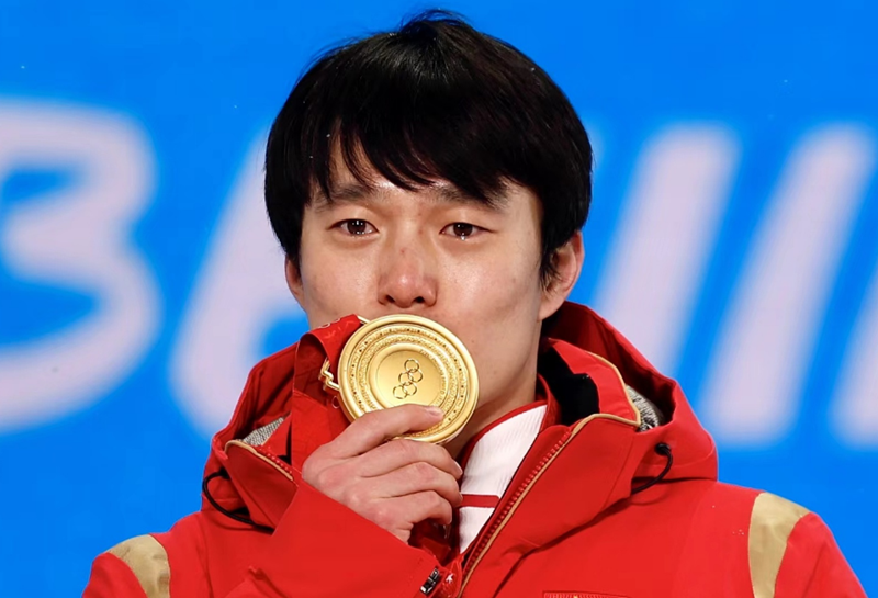 2022年2月17日，北京冬奥会自由式滑雪男子空中技巧项目颁奖典礼上，齐广璞手持金牌热泪盈眶。徐州市体育局供图