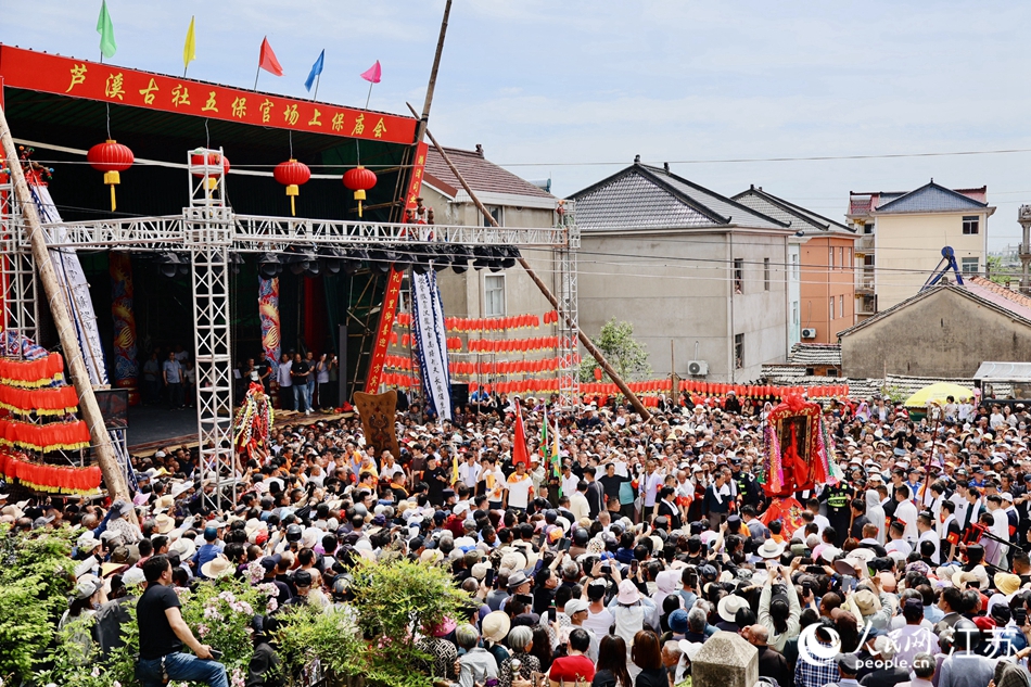 薛城花台会现场。人民网 杨维琼摄