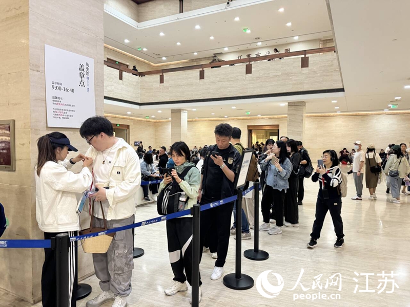 五一假期，南京博物院排队的人群。人民网记者马晓波摄