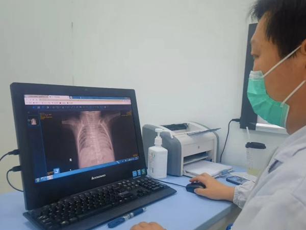 蘇州大學附屬兒童醫院醫務人員“跨院”調取患兒影像資料。杜鵬偉攝