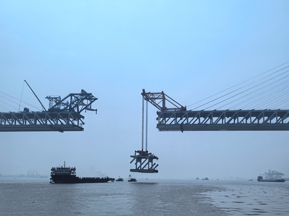 常泰长江大桥主航道桥常州侧实现钢梁贯通。常州海事局供图