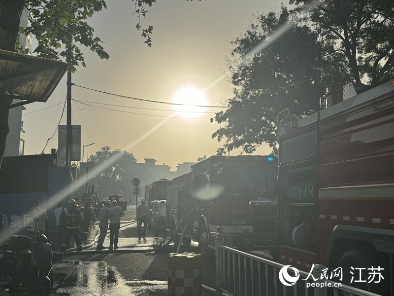 多辆消防车在现场处置火情。人民网 杨维琼摄