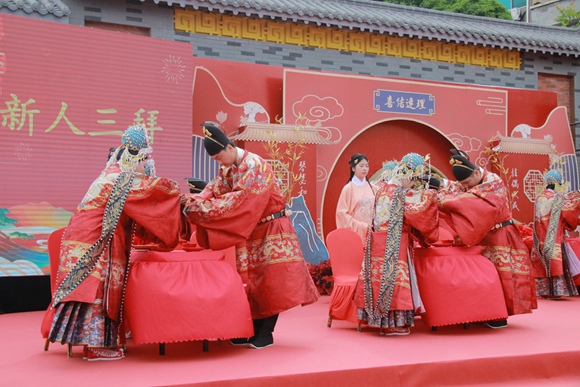 江蘇泰興舉辦中式集體婚禮