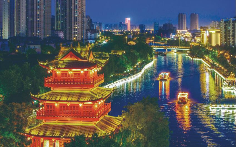  The canal in Huai'an is brightly lit and tourists enjoy the fun