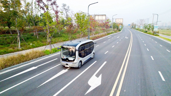 行驶中的自动驾驶公交巴士。江苏移动供图