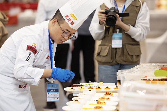 比赛现场，金龙鱼中华名厨队郭长健荣获个人特金奖。益海嘉里供图