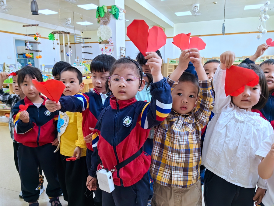 仙林實驗幼兒園光啟路分園的孩子們制作“愛心”送給南京市社會兒童福利院的小朋友。