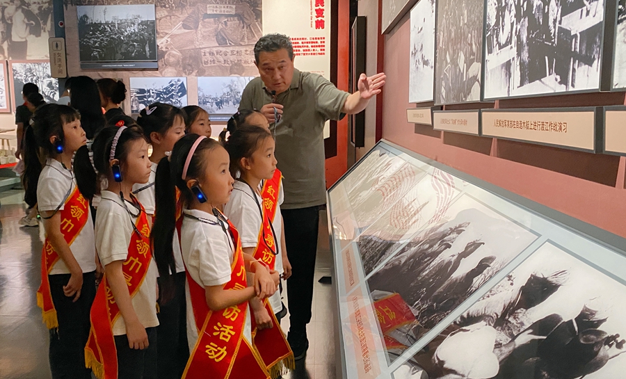 南京师范大学附属小学的同学们走进红色教育基地。