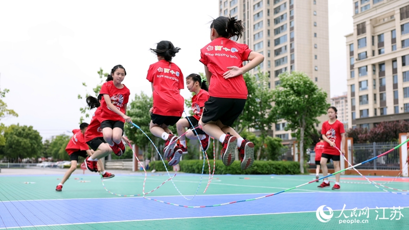 白蒲小學花樣跳繩隊正在練習花樣跳繩。 人民網 余樂攝