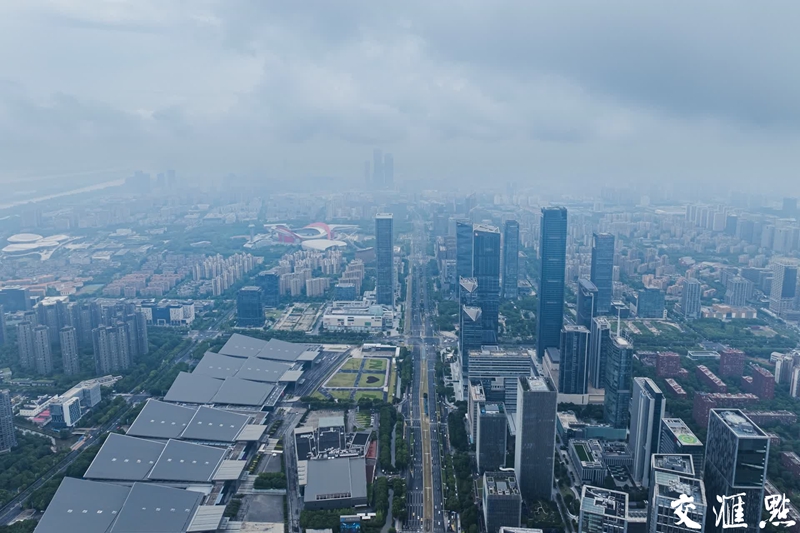 6月19日，航拍雨后的南京城区，天空雨雾缭绕，高楼大厦在雨雾中若隐若现，朦胧梦幻。