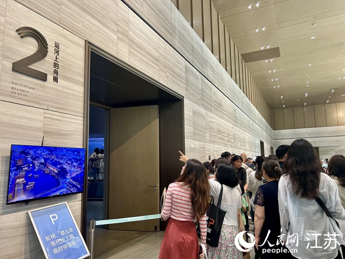 揚州中國大運河博物館內游客在排隊進入。人民網 王丹丹攝
