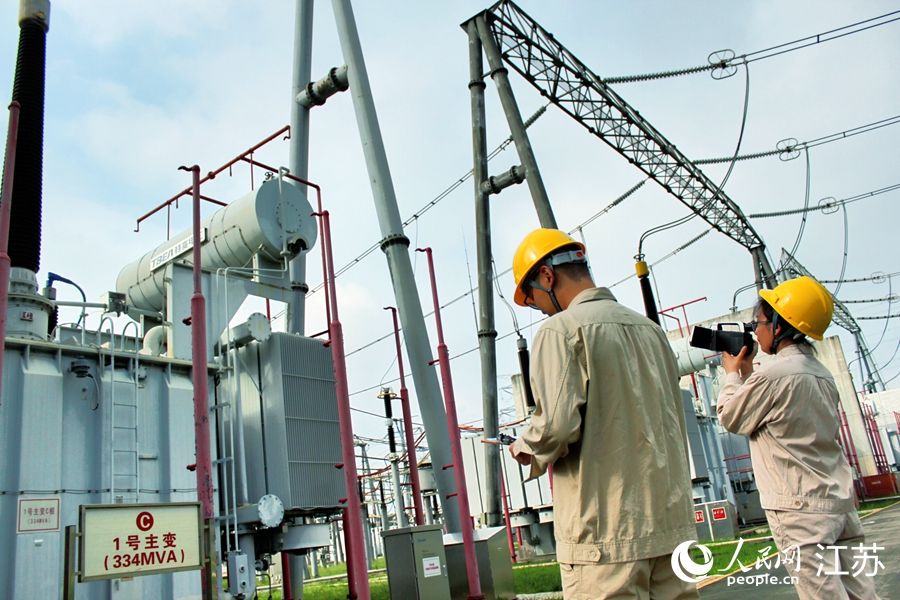 蘇州車坊變電站巡檢員正在測溫。人民網 俞楊攝