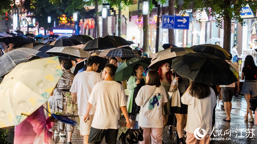 人流如織的夫子廟景區。人民網記者 許崢攝