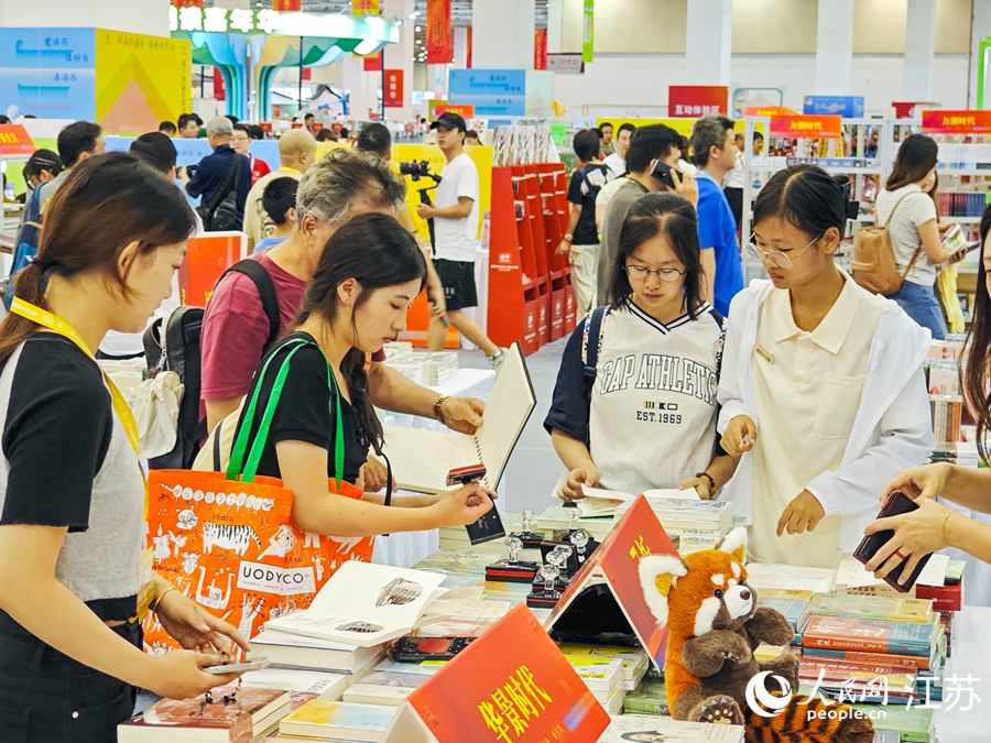 書迷參與集印活動。人民網 徐晨曦攝