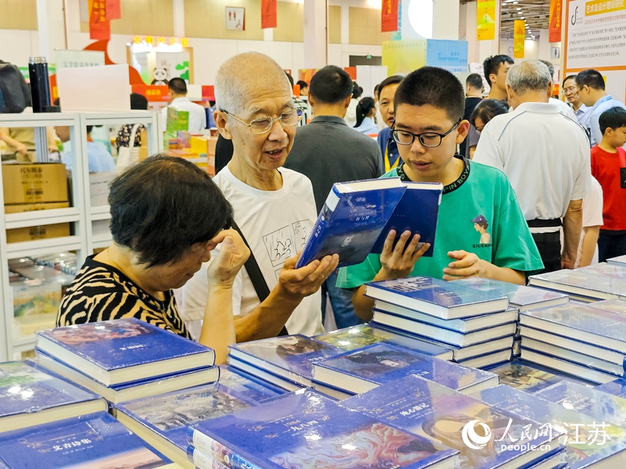 书展现场的老少书迷。人民网 徐晨曦摄