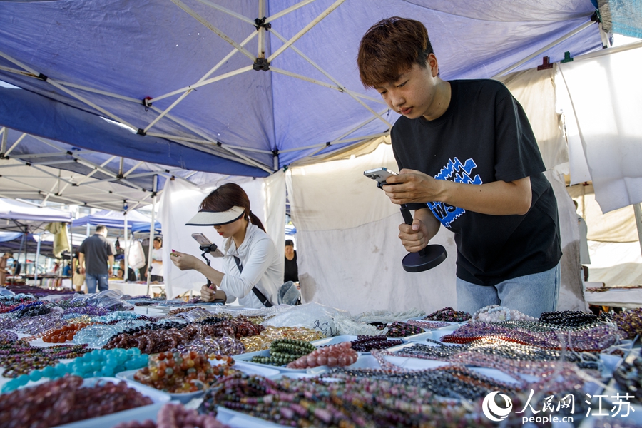 水晶城店鋪裡正在直播的“走播”。人民網 黃啟源攝