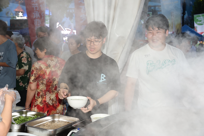 餐館裡的消費場景。徐萱攝