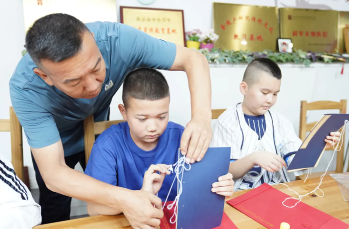 學員在中國科舉博物館學習裝訂線裝書。朱瑋攝