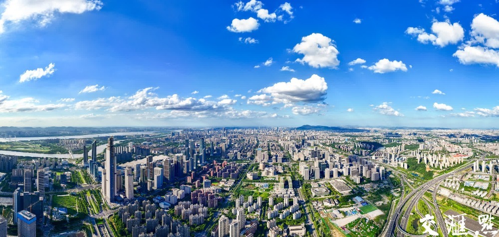 7月28日，南京上空呈現出高顏值的“水晶天”，湛藍如洗的天空中，飄浮著棉花糖一樣的雲朵，美不勝收。在藍天白雲的映襯下，城市風景宛如一幅精心繪制的畫卷，格外迷人。新華日報·交匯點記者 蔣文超/攝