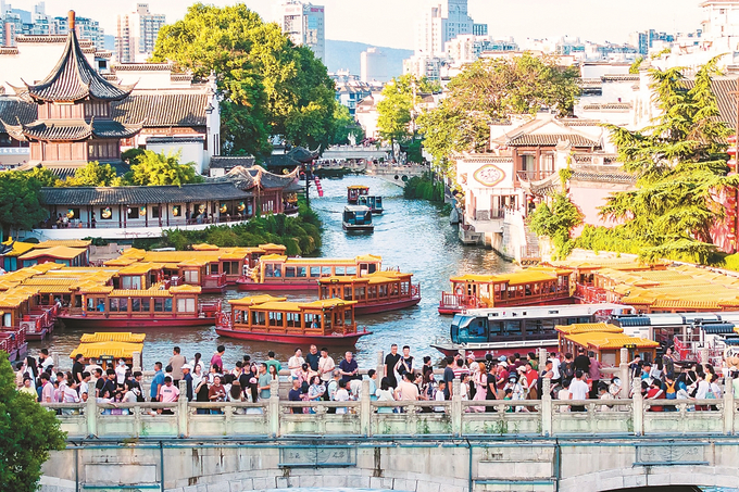 7月28日，南京夫子庙景区人潮涌动。炎炎夏日也不能阻挡人们出游热情，进入暑期后，该景区旅游热度持续升温，迎来大量游客。 