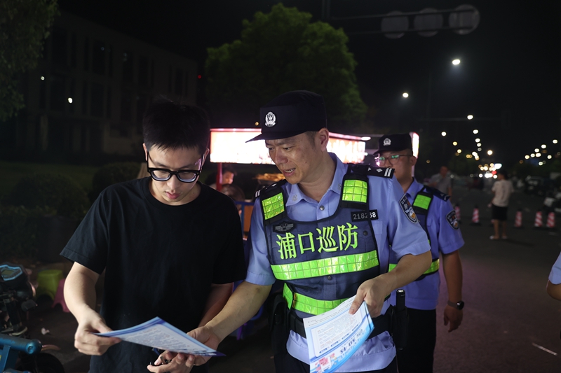 南京市公安局浦口分局警力在轄區桃園夜市開展巡查宣防。江蘇省公安廳供圖