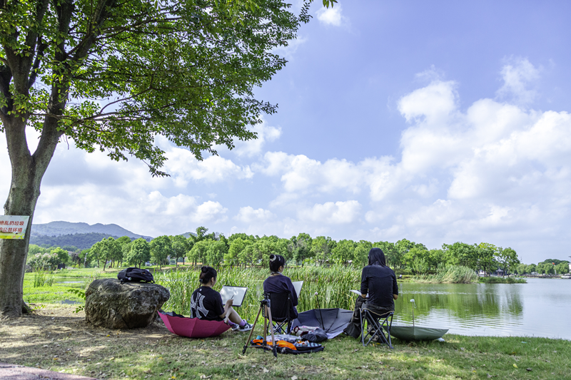  Students draw from nature after class in Pukou. Photographed with sadness and cheerfulness