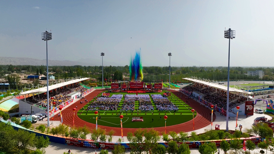  The celebration meeting for the 70th anniversary of the founding of Kizilsu Kirgiz Autonomous Prefecture was held in the football park of Atushi City, which was built with the assistance of Jiangsu Province. Photographed by Xie Zhi