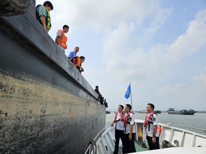  The maritime law enforcement personnel publicized and implemented typhoon prevention information to the boat people. Drawing provided by Nanjing Maritime Safety Administration