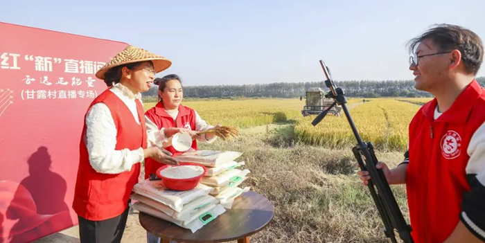 “新農人”通過直播鏡頭推介本地特色農產品。清江浦區委宣傳部供圖