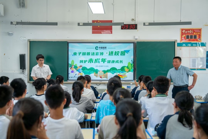  Volunteers walked into the classroom and gave lectures on legal knowledge. Photographed by Wu Dan