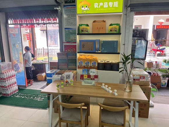 万里松百货店内的农产品专柜。韩浩摄