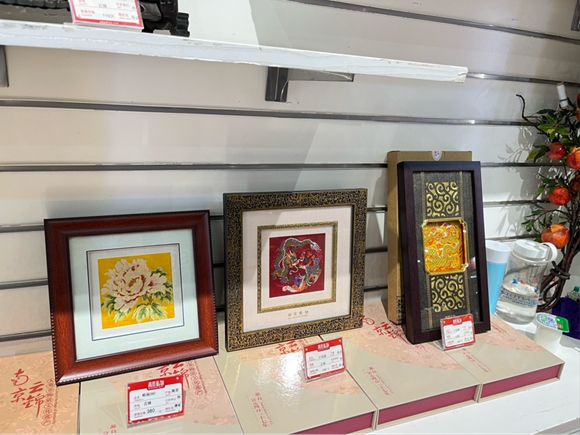 夫子庙文旅特产店，摆上了同款文创产品。陈尘摄
