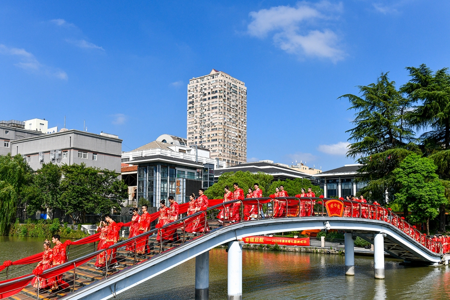 新人走過“同心橋”。彭常青攝