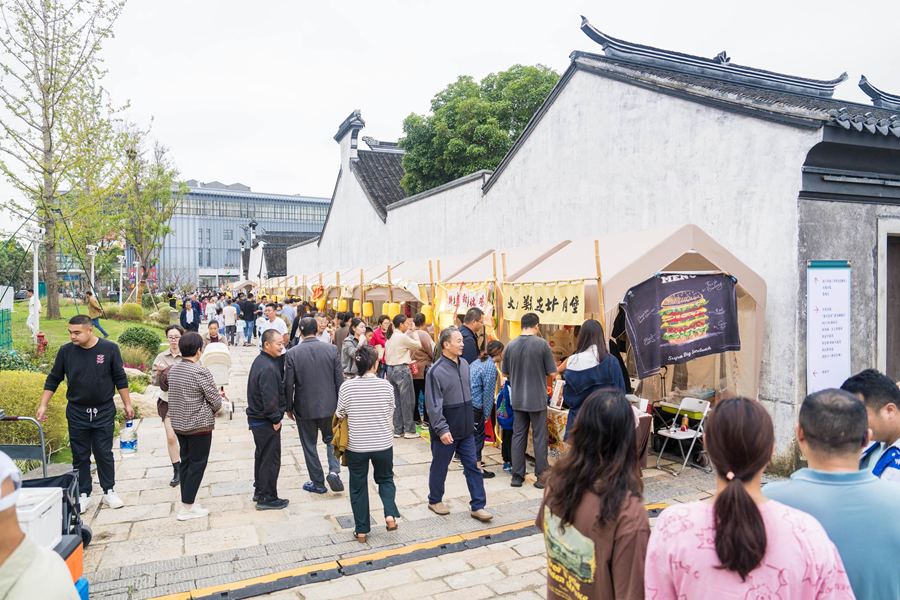 游客逛小吃市集。王鈞超攝