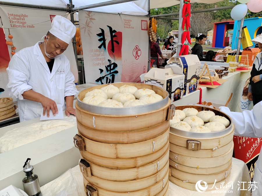 用非遺技藝制作的蟹黃包。人民網 江楠攝