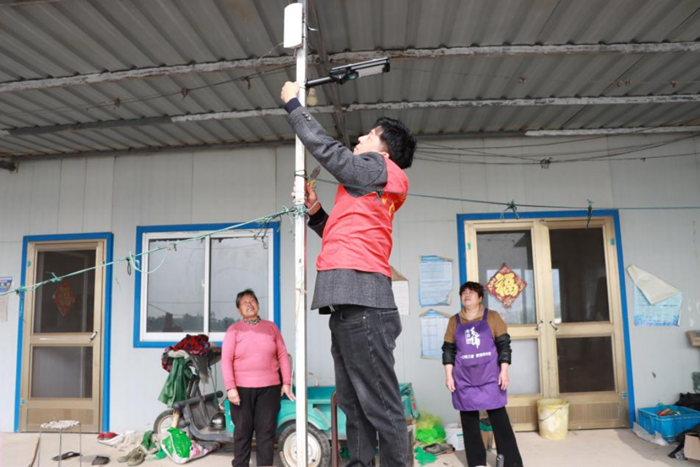 志願者幫助村民安裝太陽能路燈