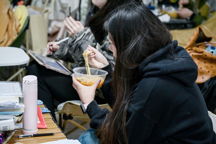 学生在“深夜食堂”用餐。许陈摄