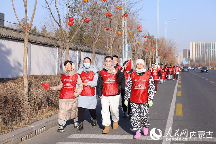 市民徒步迎接新年。人民网记者 寇雅楠摄