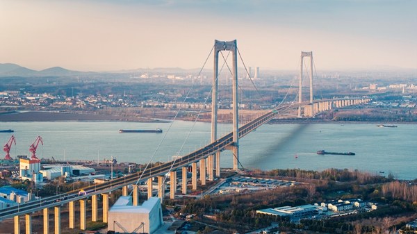 航拍寧揚長江大橋（龍潭過江通道）。胡馨芳攝