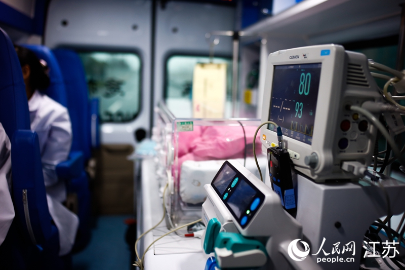 南京市兒童醫院救護車配齊ECMO、新生兒呼吸機等設備。人民網記者 馬曉波攝