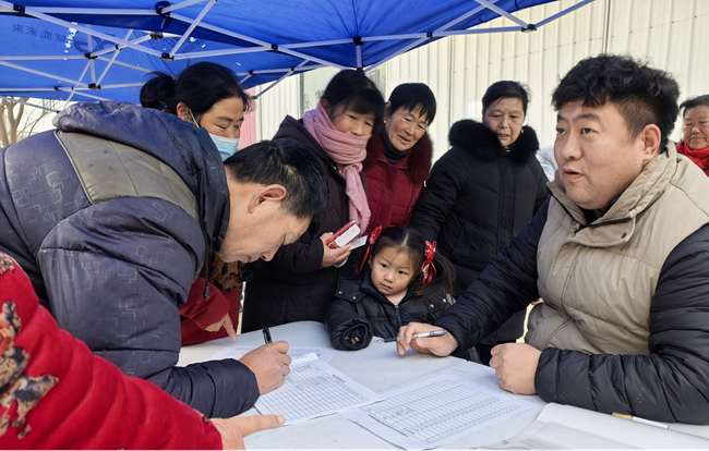 村民在招聘现场登记求职信息。灌南县委宣传部供图