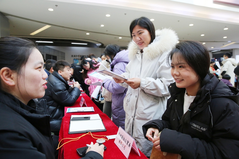 “現場招聘‘趕大集’”新春招聘會現場。連雲區委宣傳部供圖