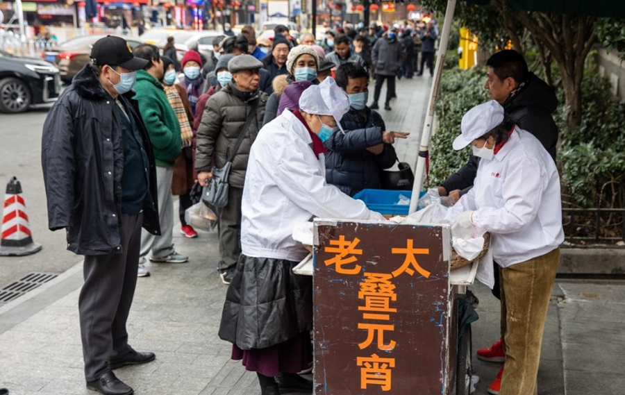 南京街頭“疊元宵”